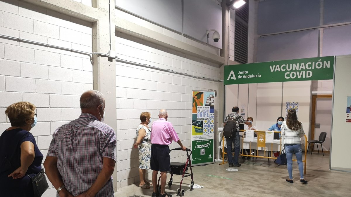 Fila de personas esperando para vacunarse en el Pabellón de los Juegos Mediterráneos de Almería.