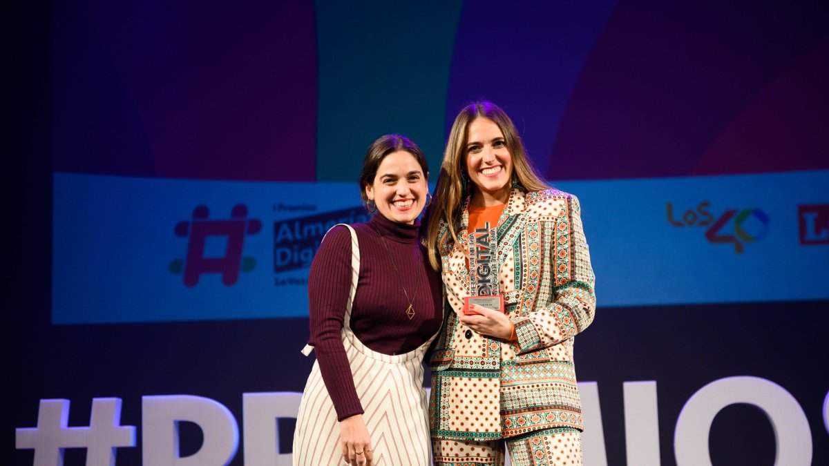 Laura Pérez recogió el premio de manos de Laura Martínez.