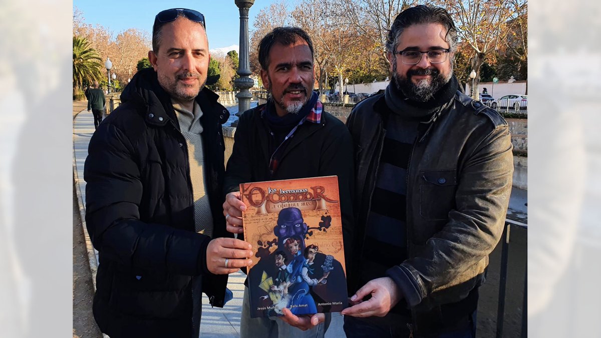 Antonio María, Rafa Amat (AleS) y Jesús Muñoz con un ejemplar de su cómic.