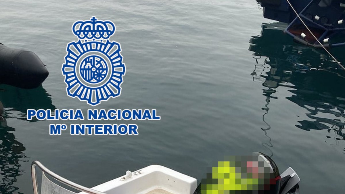 La patera en la que viajaban el patrón y los inmigrantes sirios.