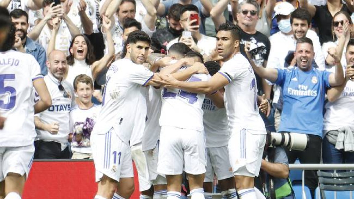 El Madrid se proclama campeón de Liga tras ganar al Espanyol.