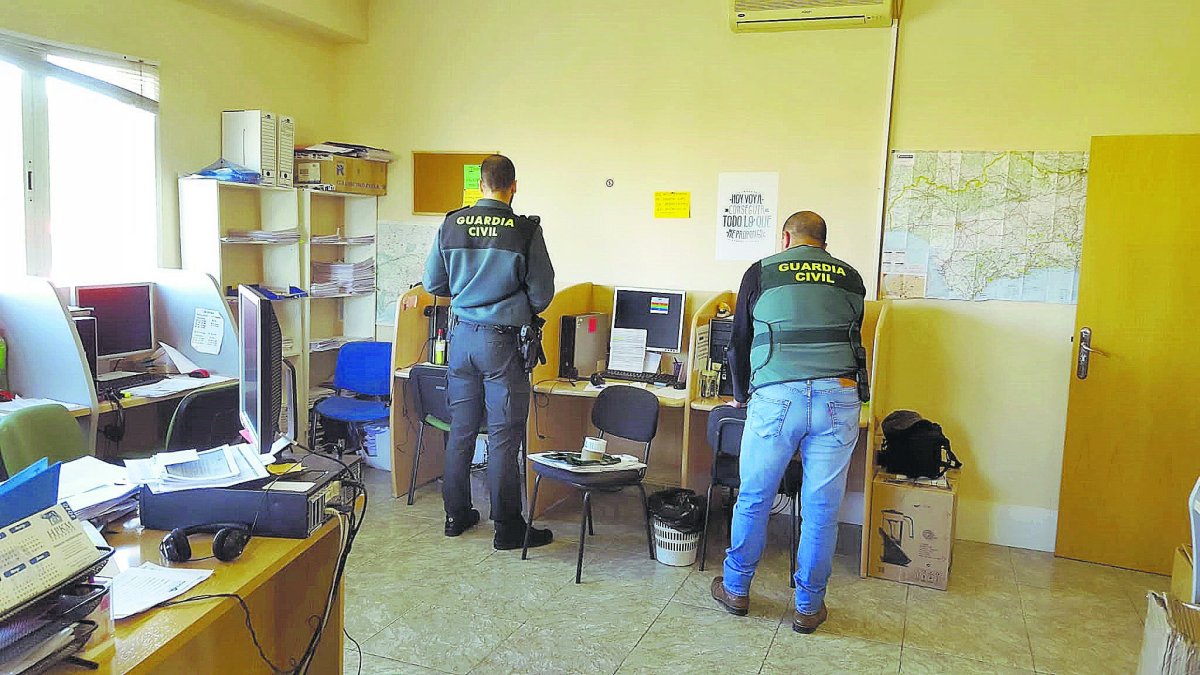 Agentes analizan documentos durante la investigación.