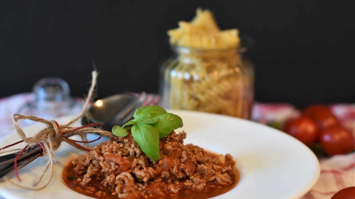 Ternera con tomate para almorzar.