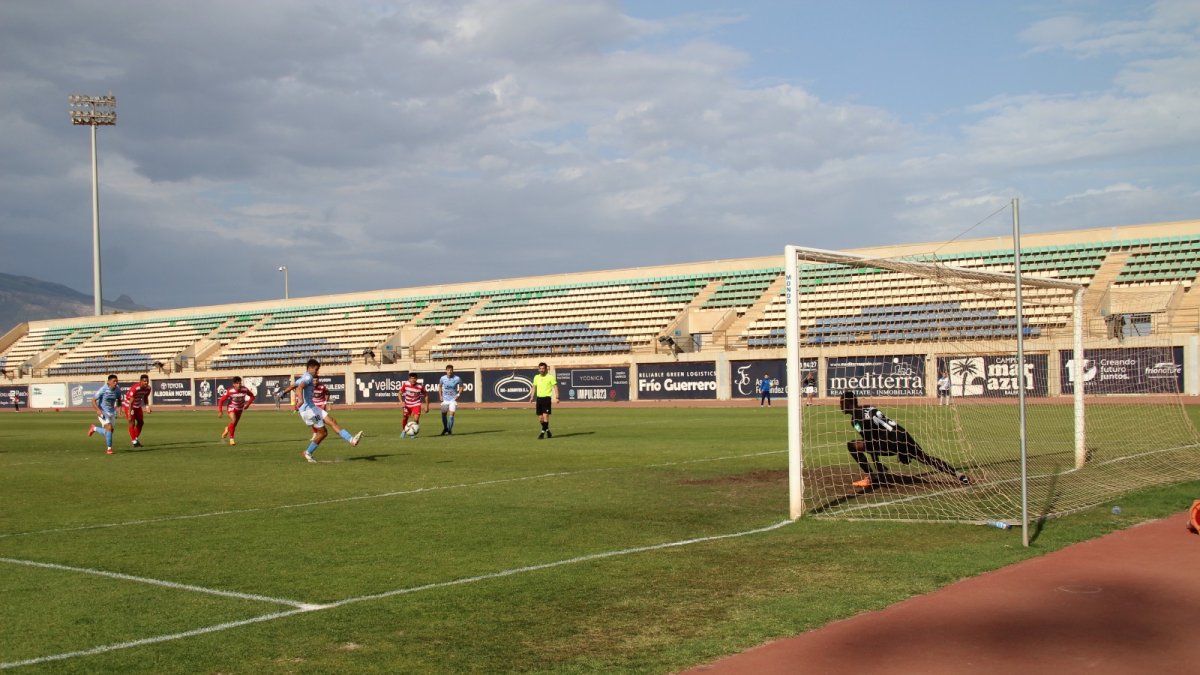 Instante en el que Jorge empata desde los once metros.