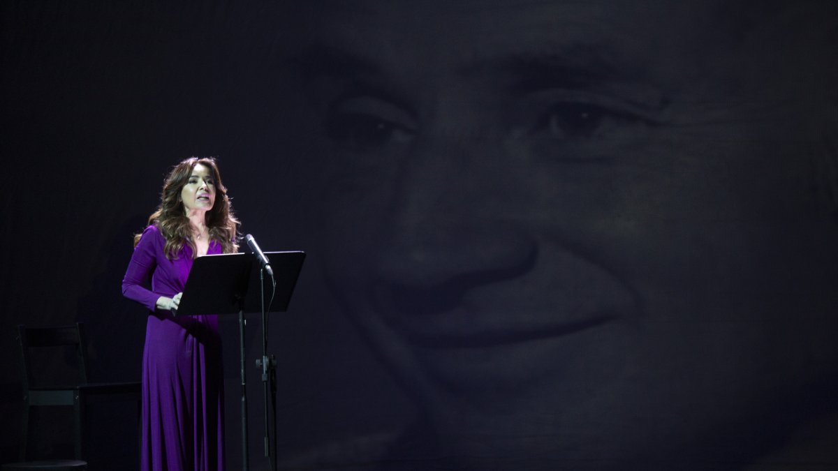 Blanca Marsillach recita en ‘Una noche con los clásicos’ frente a la imagen de su padre, Adolfo Marsillach. Foto: Moisés Fernández Acosta