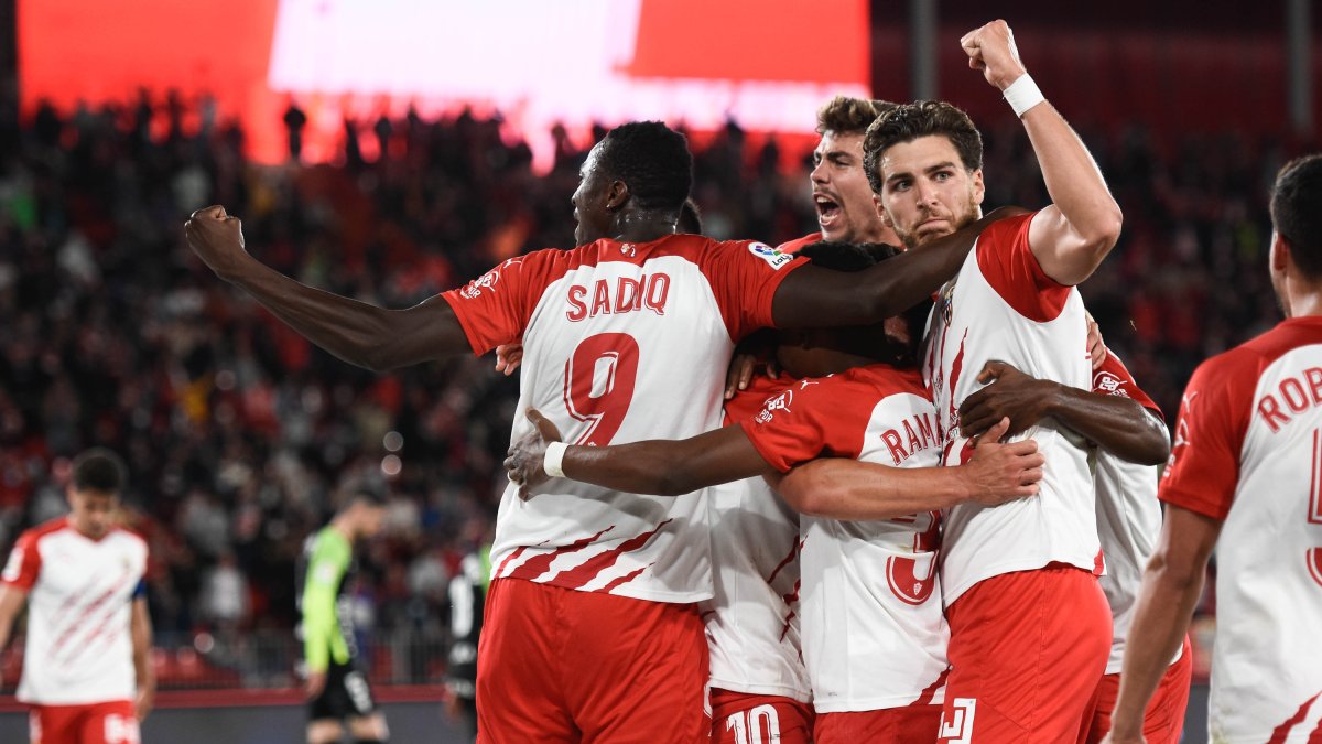La celebración del gol de Curro ante el Sporting con el delantero Sadiq levantando el puño.