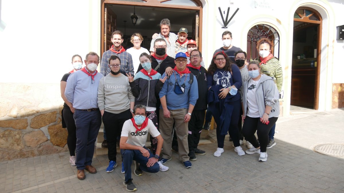 Ayuntamiento de Adra y Centro Ocupacional recorren la estación de San Marcos en el último día de novena.