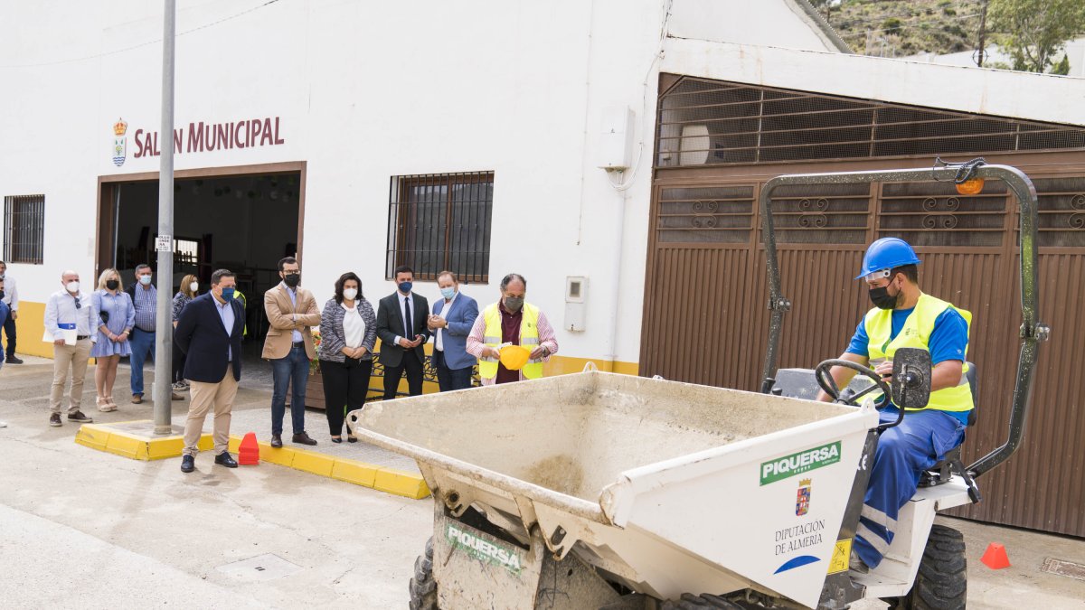 Imagen de un operario con un dúmper.