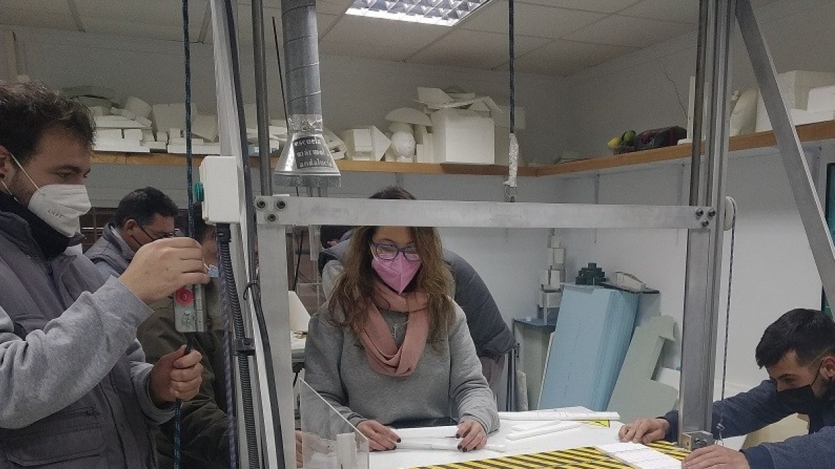 El alumnado de la Escuela de Mármol de Fines en dibujo técnico.