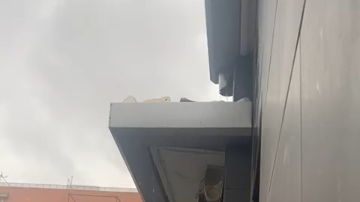 Agua cayendo en cascada en las barracas de Plaza Pavía