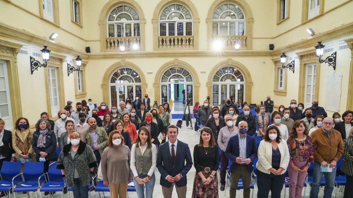 Foto del Consejo Provincial de Familia en el Patio de Luces de Diputación este miércoles.