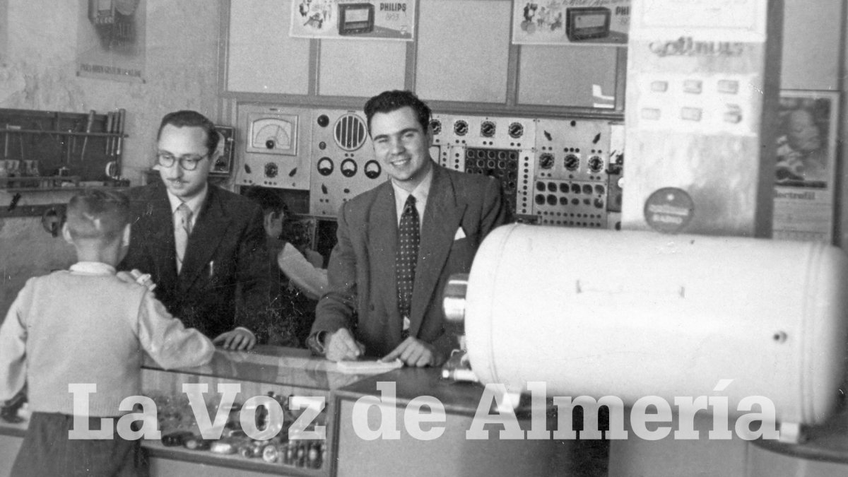 Alberto Aguirre y Jaime Abad llevaron el adelanto de los termos a las casas y en muchos barrios pobres llevaron la luz eléctrica.