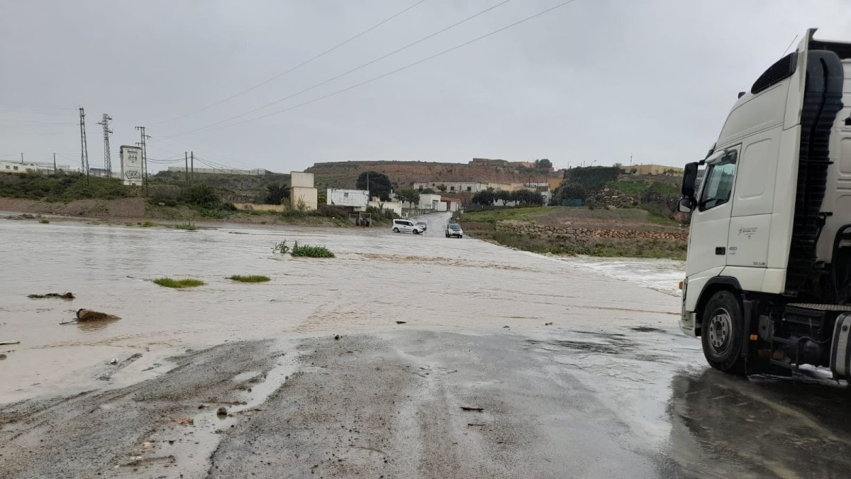 El agua ha anegado la carretera de Barranquete.
