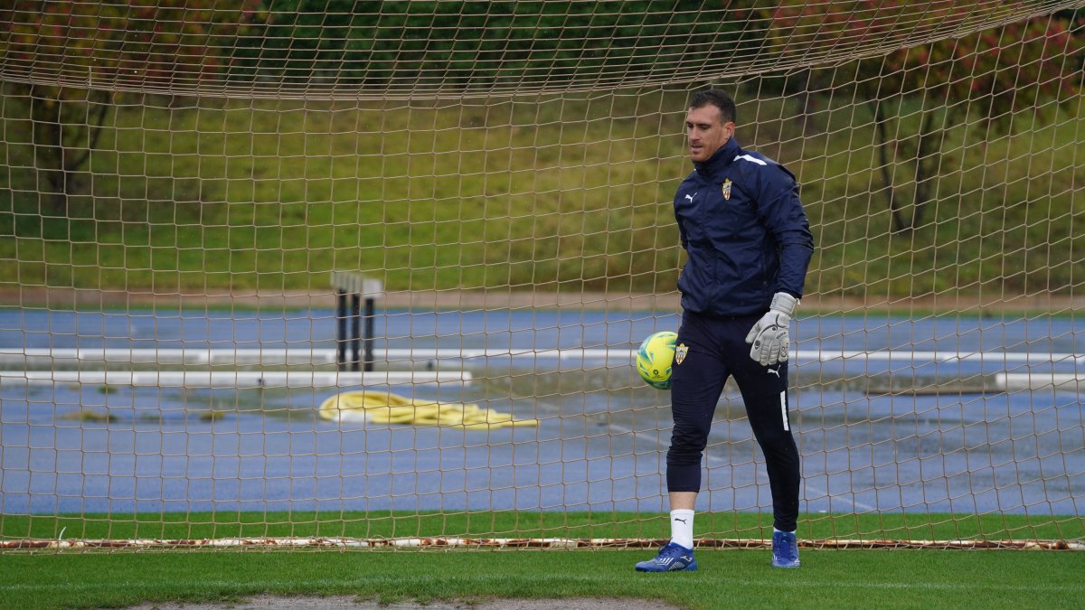 Fernando entrenando bajo la lluvia este miércoles en el Anexo.