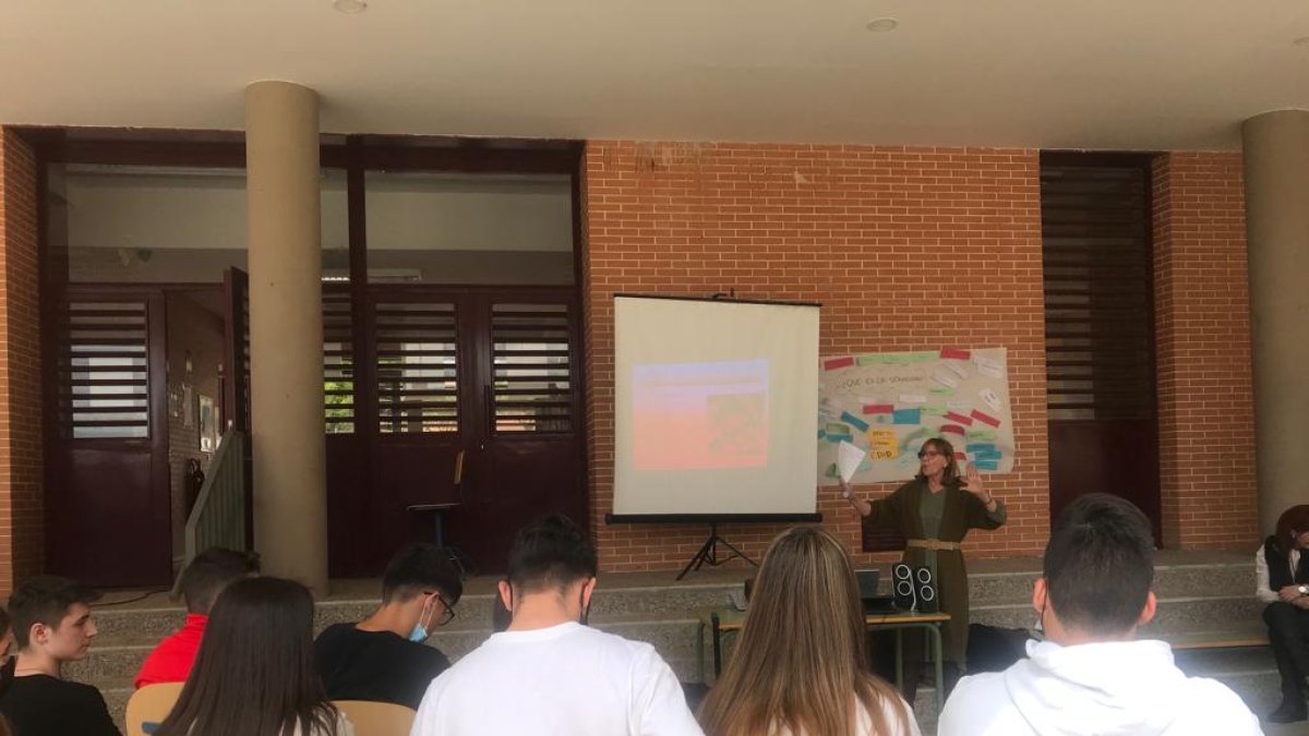 Acto de la Asociación Andaluza de Matronas este jueves en el IES Carmen de Burgos de Huércal de Almería.