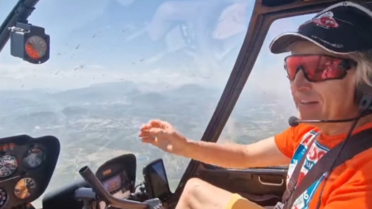 Jesús Calleja en su helicóptero.