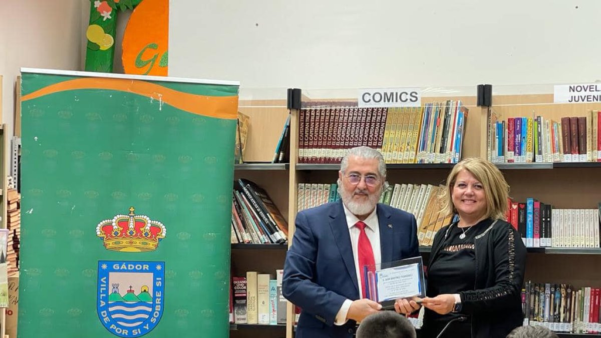 Juan Martínez recibió una placa de manos de la alcaldesa.