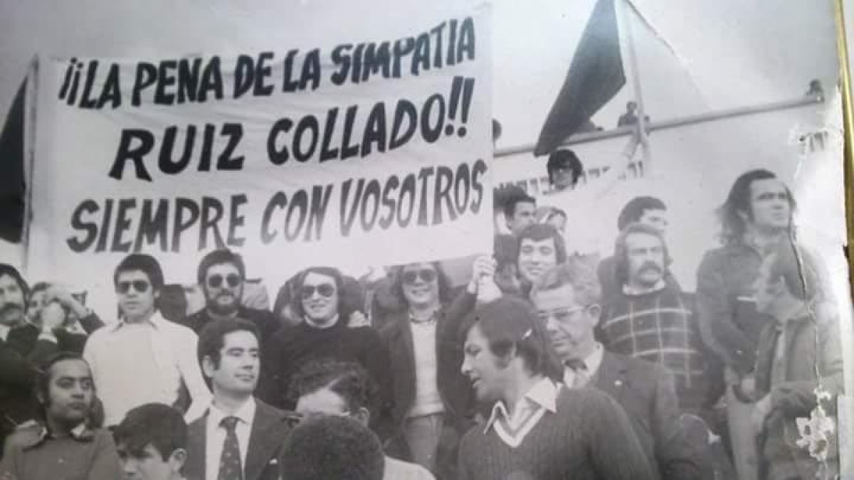 Los componentes de la Peña Ruiz Collado en el Estadio de La Falange.