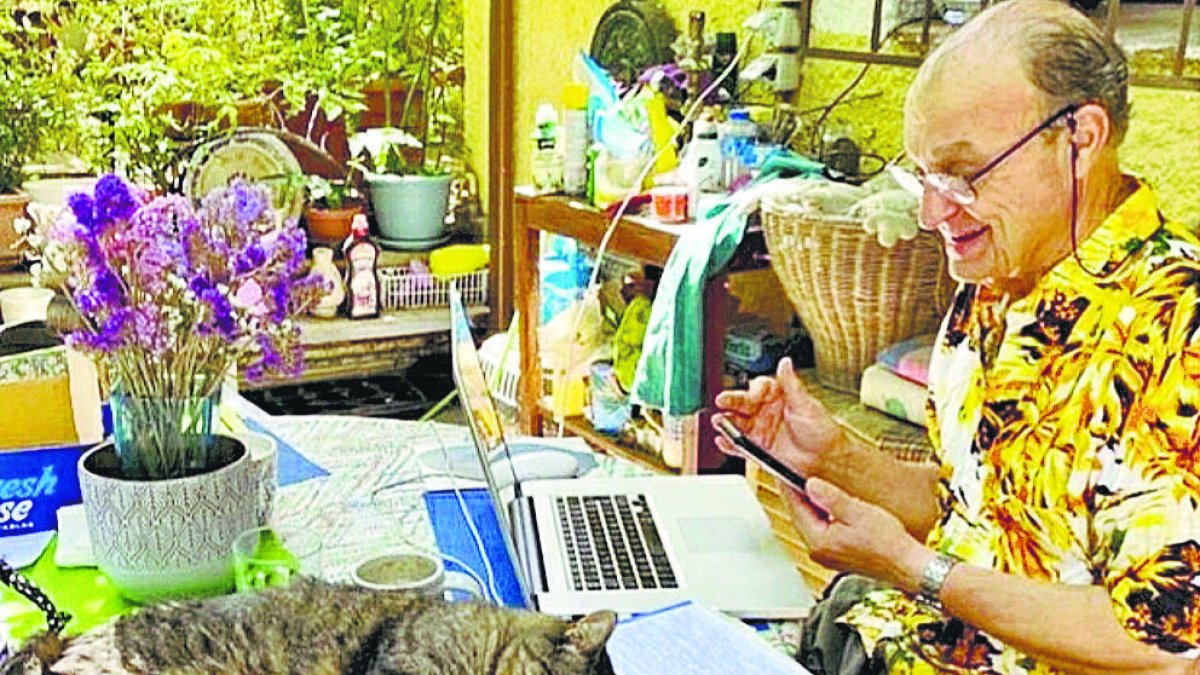 Con Truso escribiendo en mi terraza.