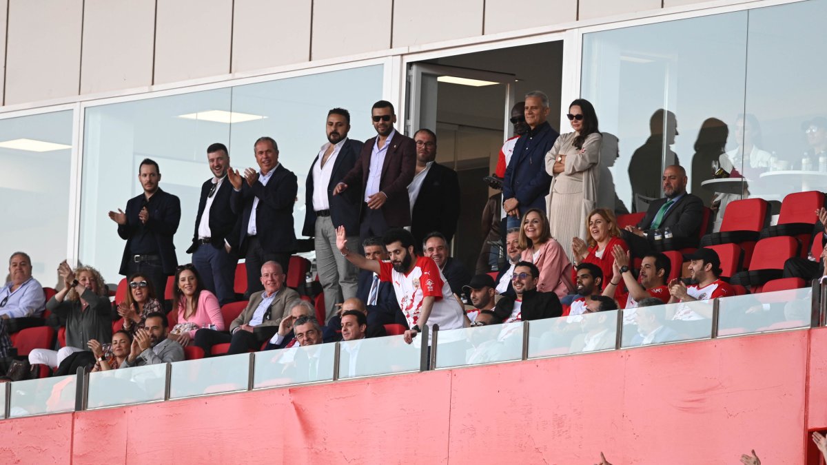 el ministro saudí y presidente del Almería vivió en directo su primer partido.
