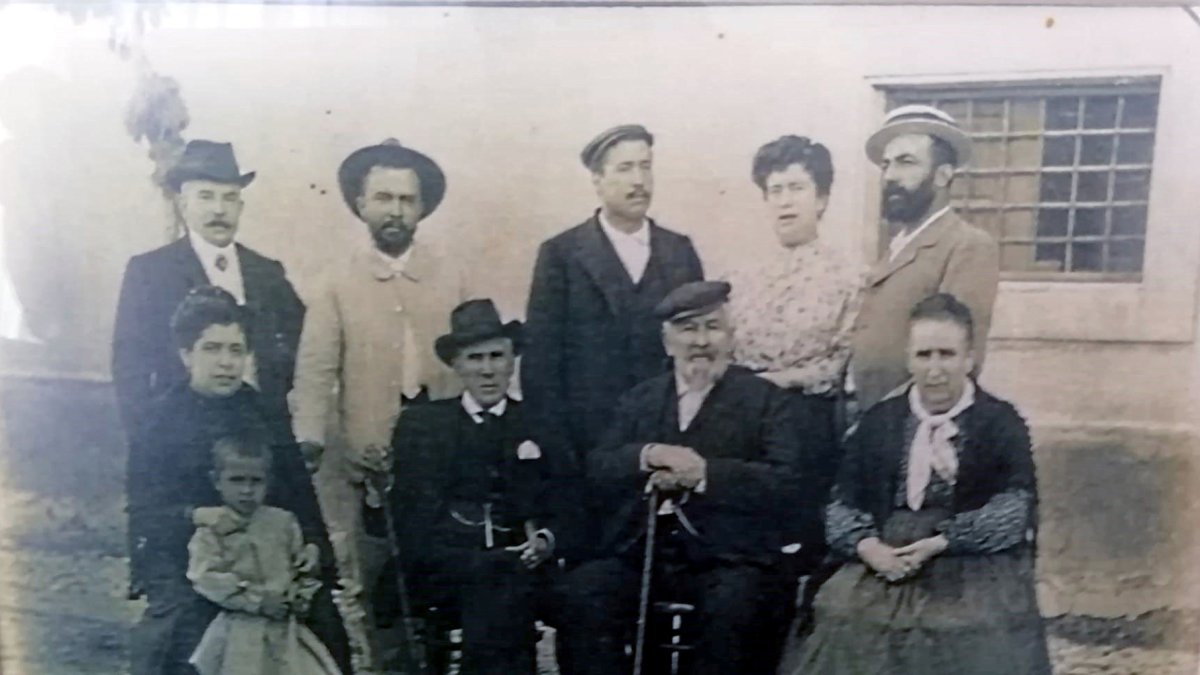 La familia Molina Ayas en la puerta de la Casa Granero en 1905. El protagonista de esta historia, José Molina Sánchez, sentado con bastón.
