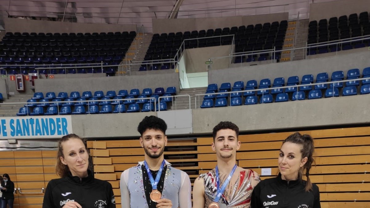 Iván Fernández Ruiz y Adrián Munuera Montaño junto con sus entrenadoras.