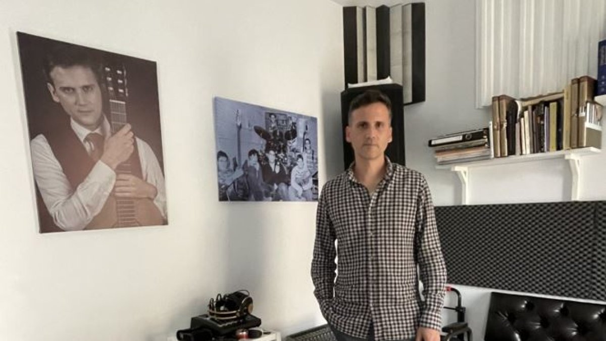Jose Carlos Llinares en el estudio de su casa, donde ha gestado y producido su álbum.