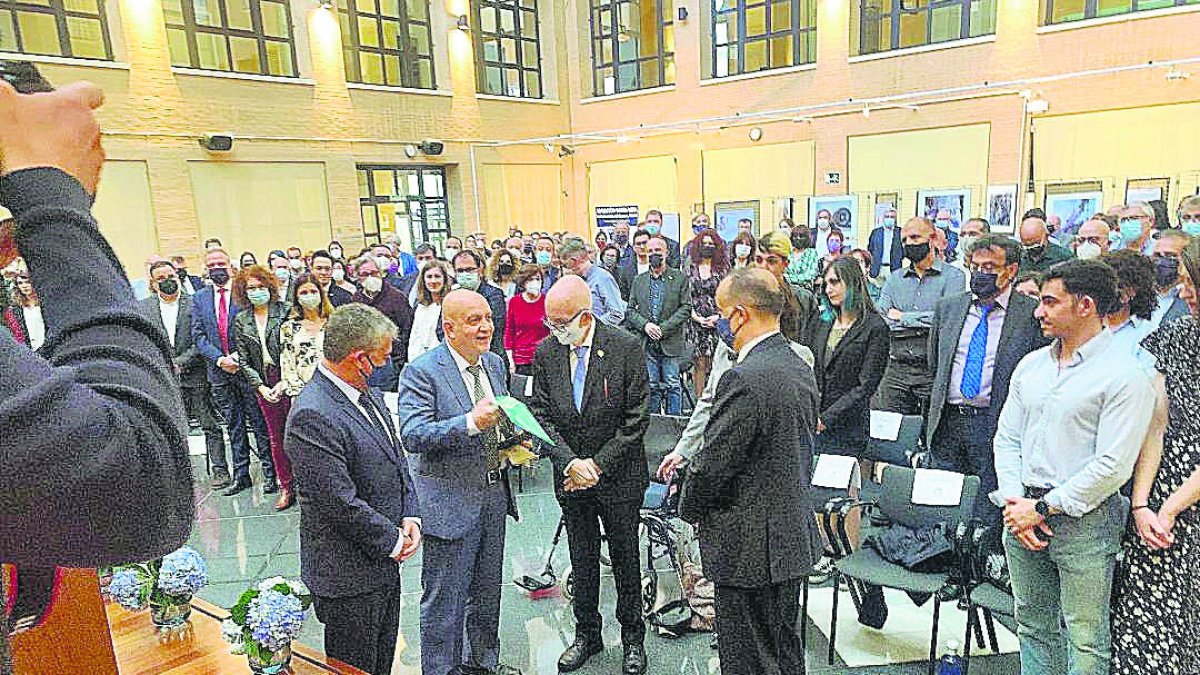 El catedrático Manuel López Muñoz y su premio nacional, recogido en la Universidad de Almería.