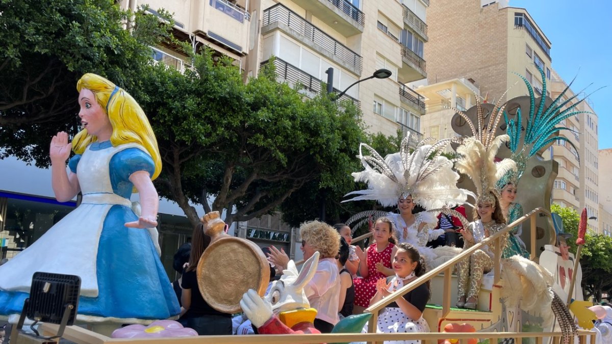 El Carnaval sale al encuentro de los almerienses con un gran desfile