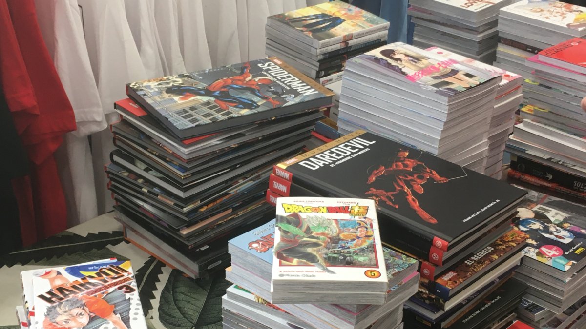 Los libros esperan a ser recolocados en las estanterías de Arrakis Cómics & Merchandising tras la Feria del Libro de Roquetas. Foto de V.N.
