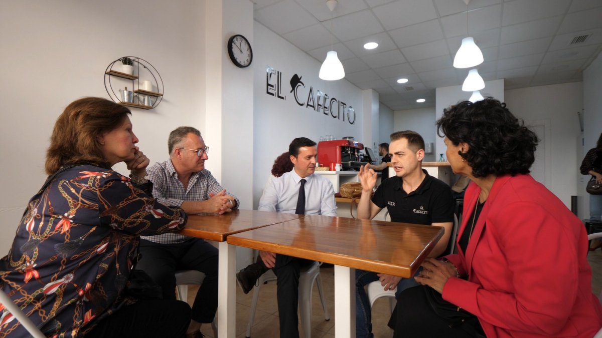 El presidente durante su visita a \'El Cafecito\' de Alhama.