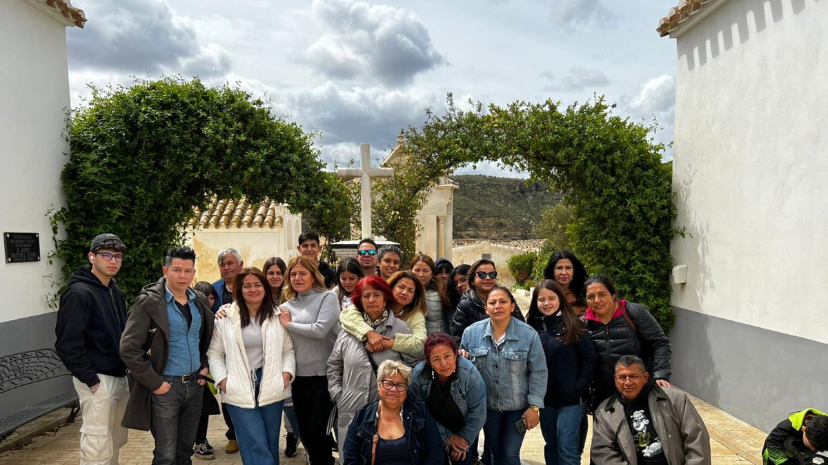 La estirpe de payasos ecuatorianos, en el cementerio de Sorbas.