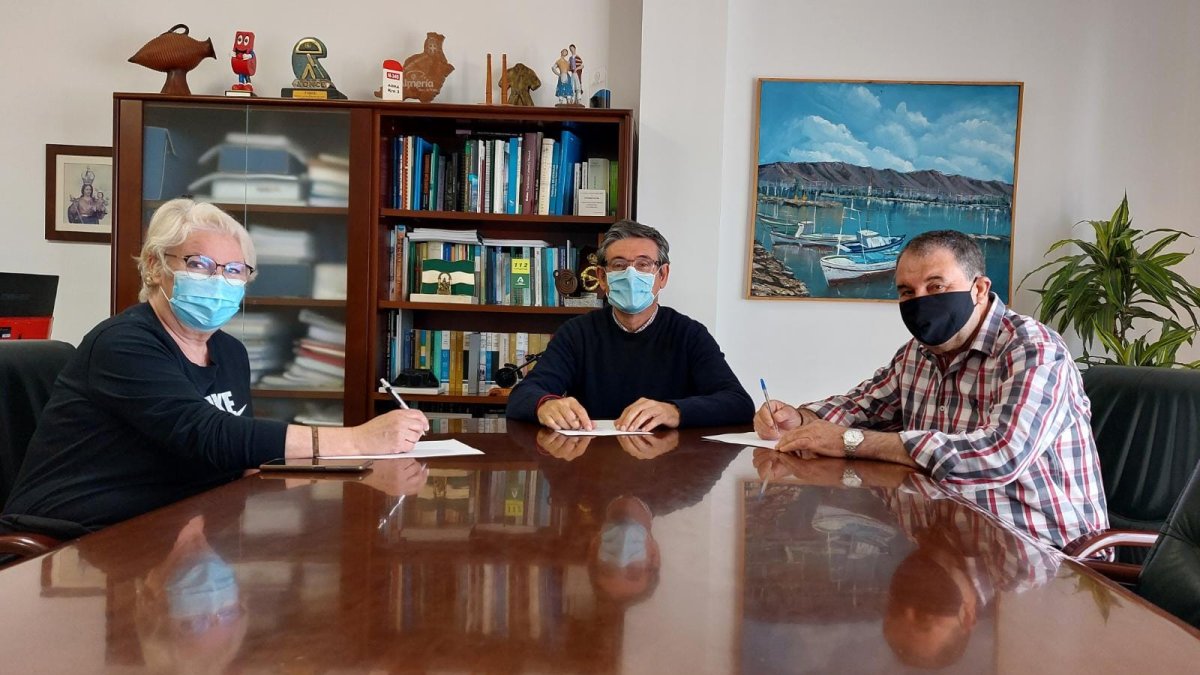 Encuentro del alcalde y los hermanos de la Virgen del Carmen.