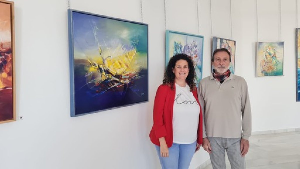 Raquel Belmonte, concejala de cultura junto al artista Javier Torras