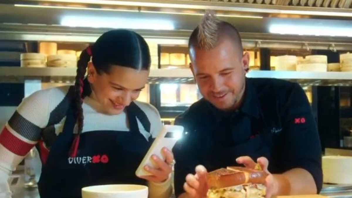 Rosalía y Dabiz Muñoz disfrutando del pollo al teriyaki.