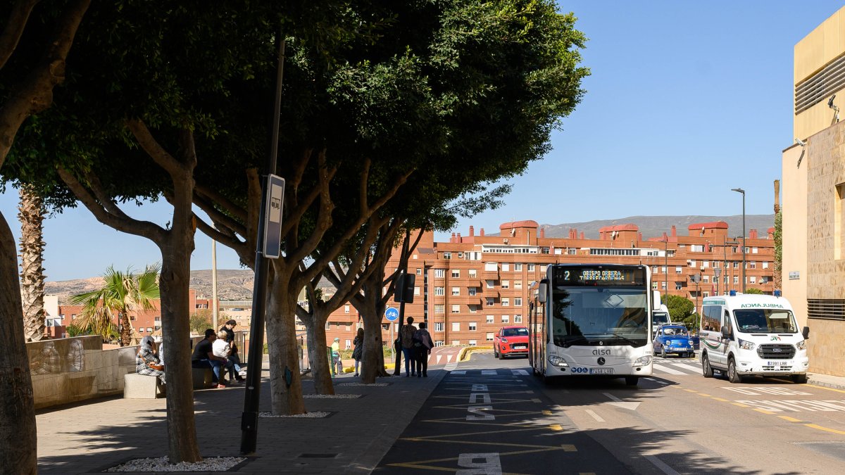 Autobuses llegando ya a la nueva parada junto a Urgencias en Torrecárdenas