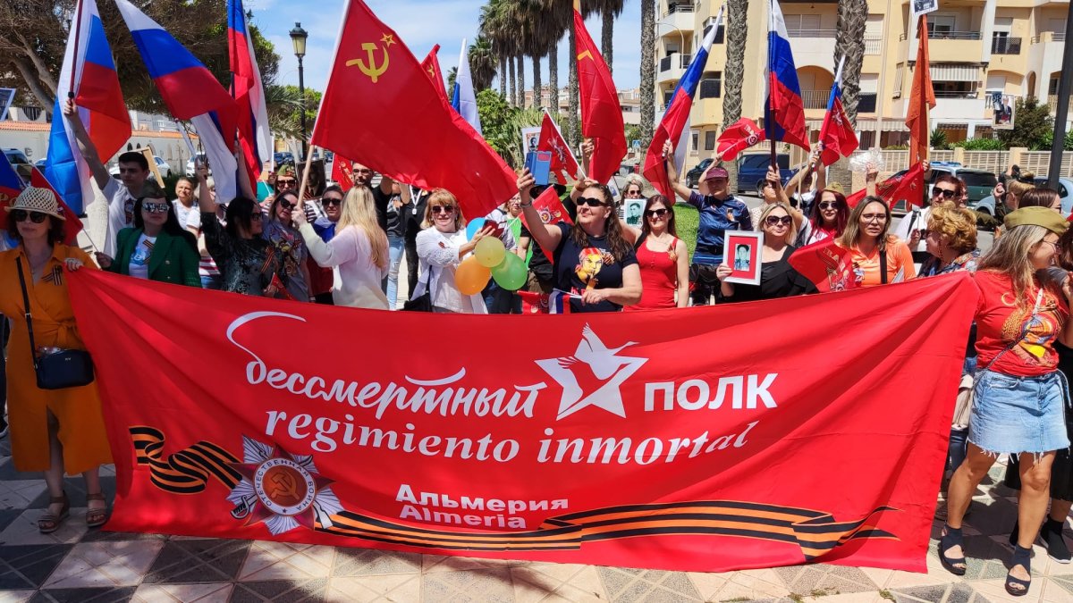 Cabecera de la marcha del Regimiento Inmortal celebrada en Roquetas este domingo.