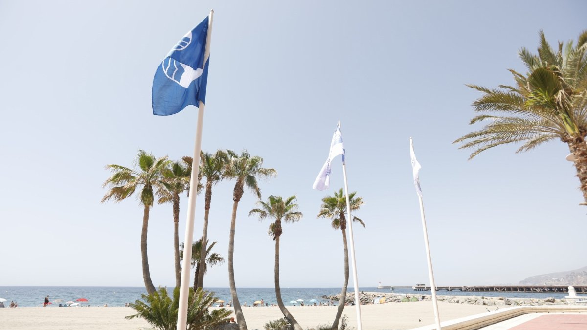 Almería tendrá este verano dos banderas azules más que el año pasado