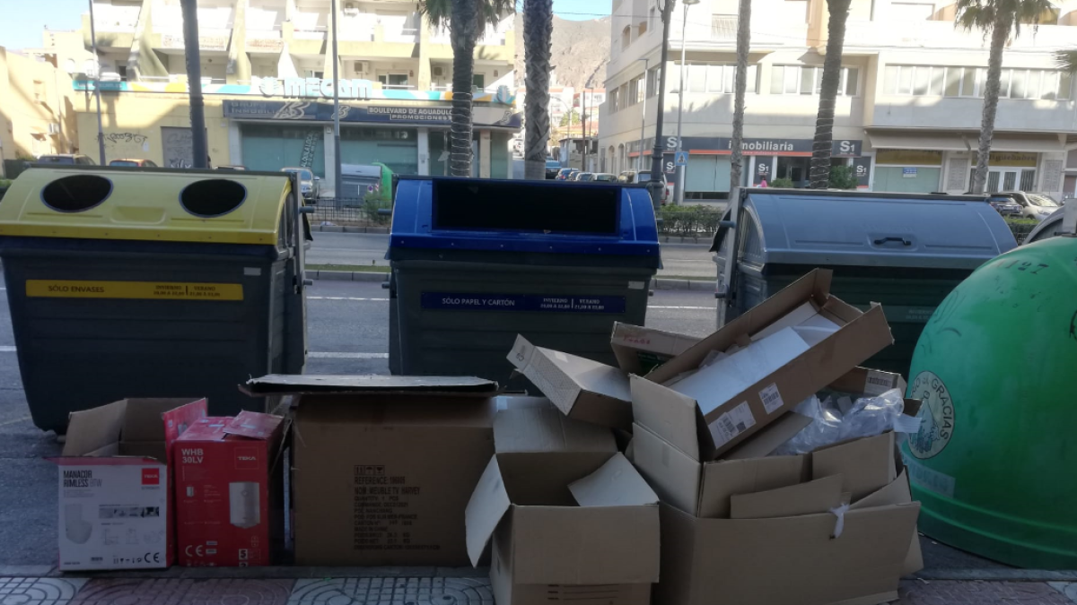 Urbaser conciencia sobre el contenedor azul.