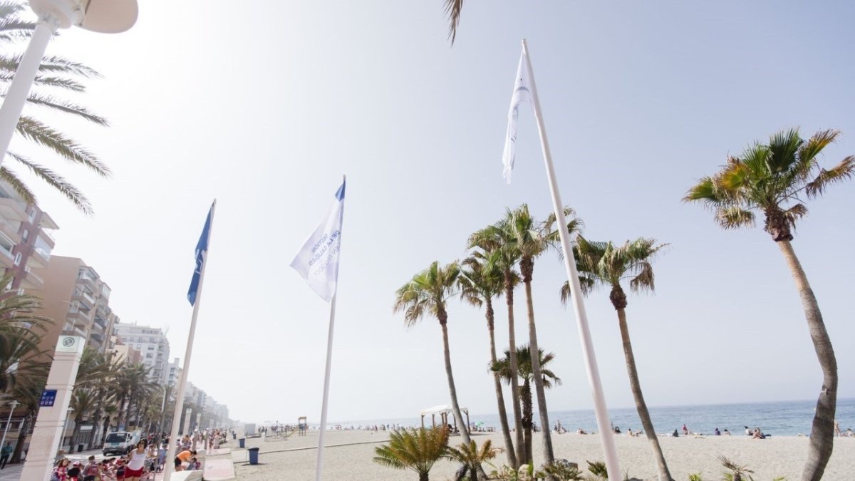 La playa de Almería volverá a tener bandera azul este verano.