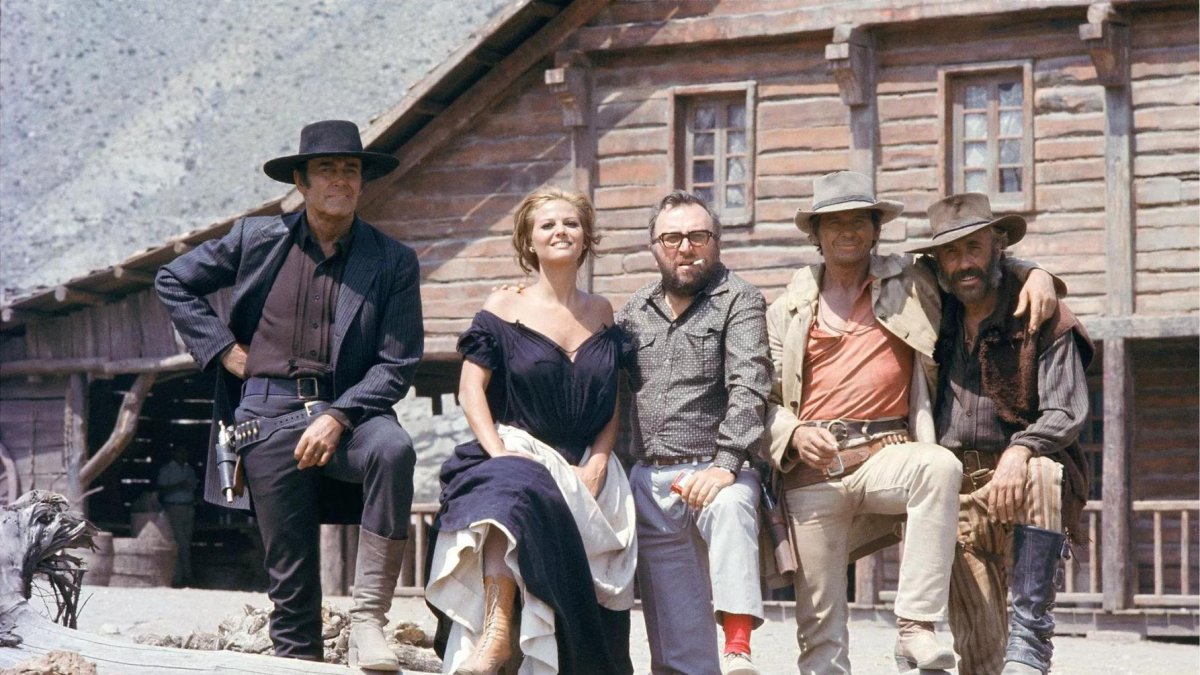 Henry Fonda, Claudia Cardinale, Sergio Leone, Charles Bronson y Jason Robards en el poblado Western Leone.