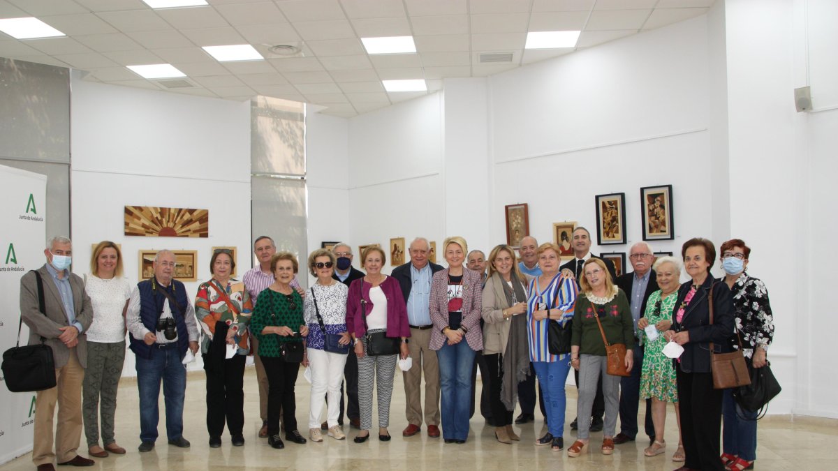 Francisco Aragón (en el centro junto a Eloísa Cabrera) y asistentes a la inauguración.