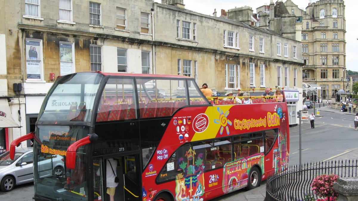 Un bus turístico de la compañía sevillana en Bath (Inglaterra).