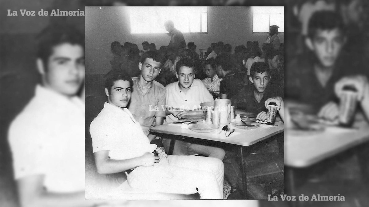 Almerienses en el comedor del internado de Campillos: Verdejo Padilla, Antonio Herrera, Juan Manuel Camacho y Pepe Pérez Serrano. Verano de 1969.