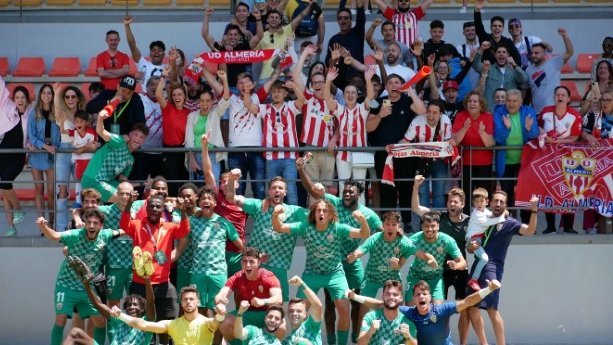Alegría rojiblanca después de la victoria del domingo pasado ante el Marbella.