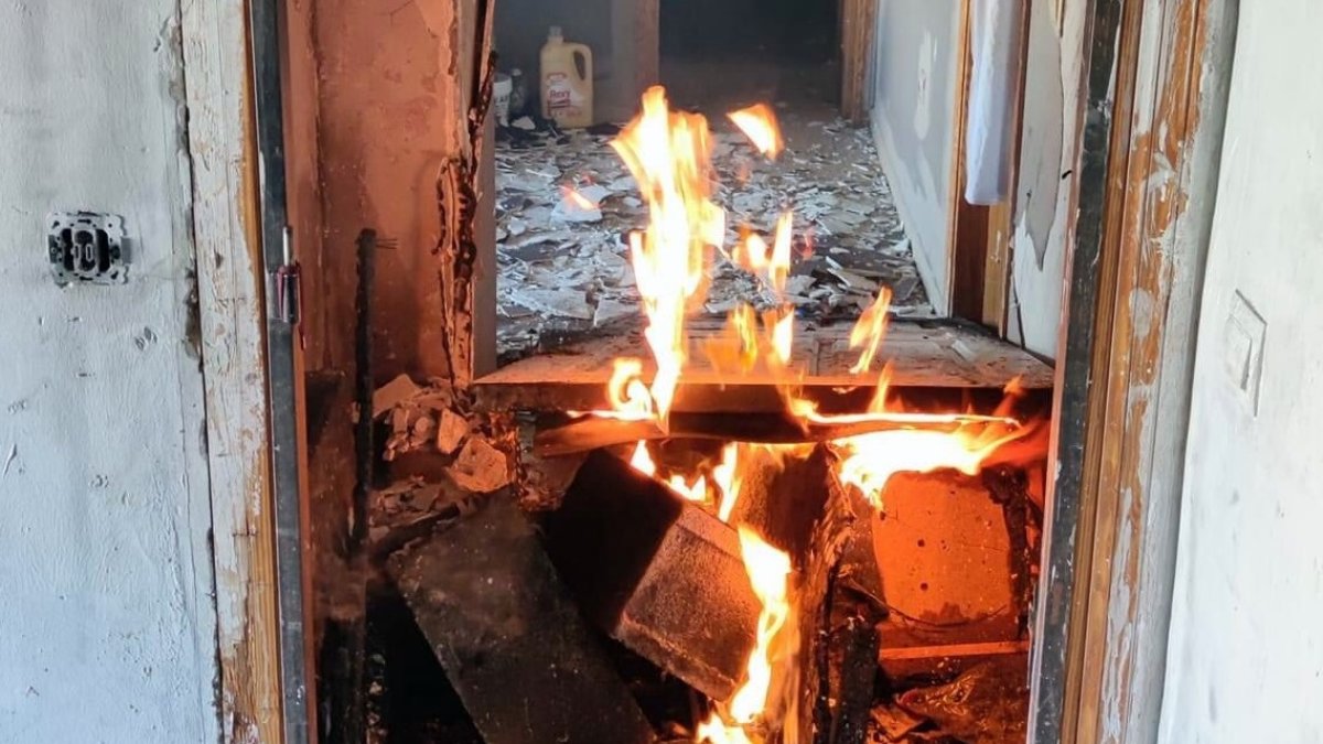 Los agentes tuvieron que acceder sobre las llamas para rescatar a dos personas.