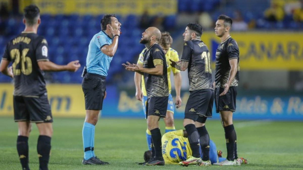 Caparrós Hernández en el partido entre Las Palmas y Alcorcón.