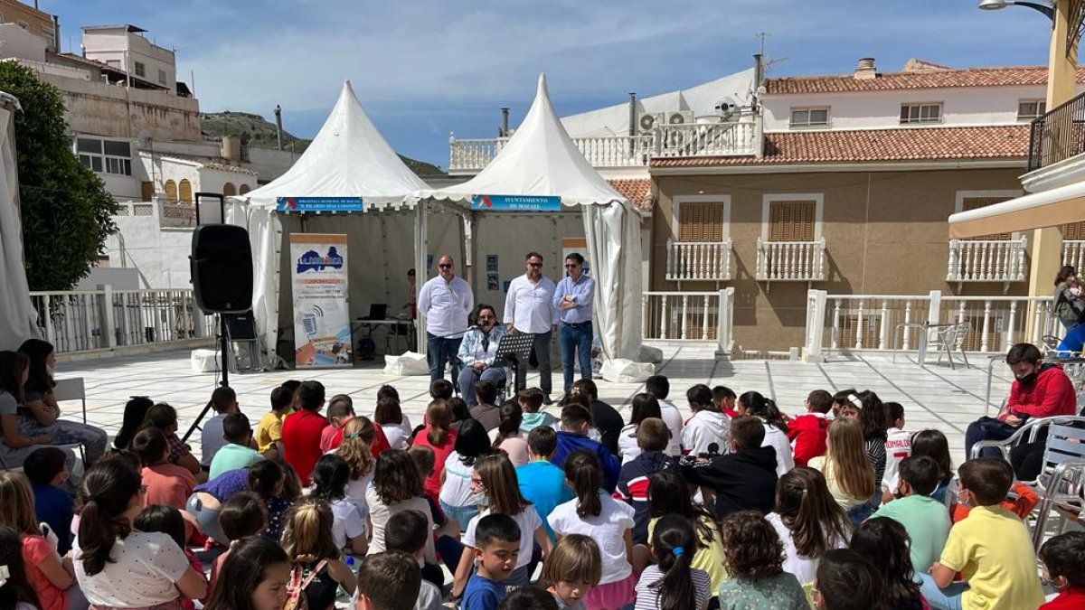 Celebración de la III edición de la Feria del Libro en Macael.