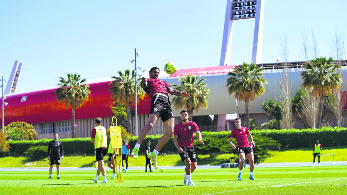 Samú Costa volando en el entrenamiento previo a la visita al Reale Arena.