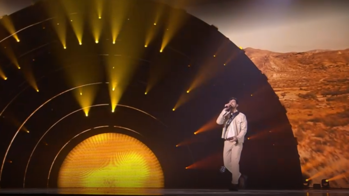 Stefan, con el Desierto de Tabernas detrás del sol cinético, este jueves en la segunda semifinal de Eurovisión. Foto: RTVE.es.